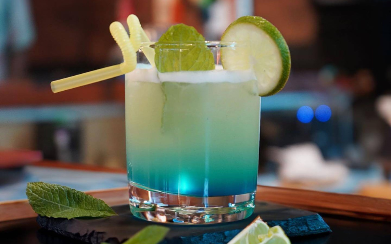 Professional cocktail and bar service for weddings and corporate catering events